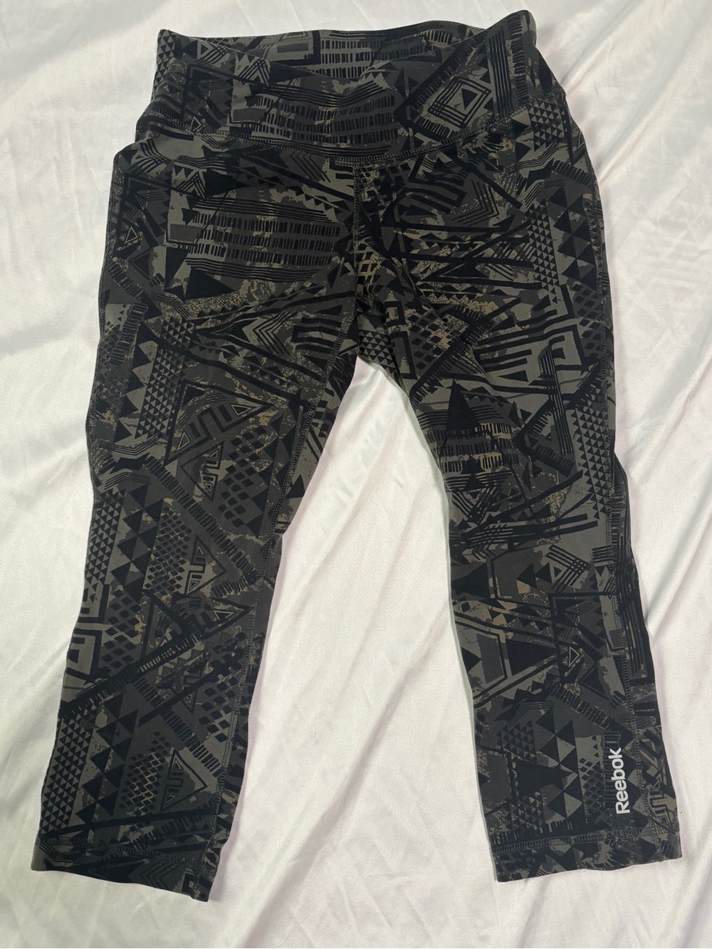 Reebok Black & Gray Geometric Capri Leggings